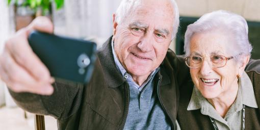 Zwei Senioren machen ein Selfie mit dem Smartphone