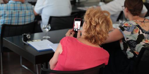 Blick auf Teilnehmer mit Smartphone