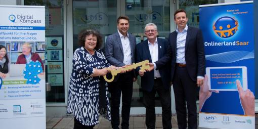 Schlüsselübergabe bei der Eröffnung des Digital-Kompass Standortes in Saarbrücken