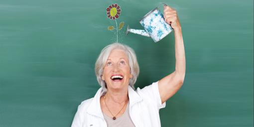 Eine Frau gießt sich Wasser auf den Kopf. Eine Blume wächst daraus hervor.