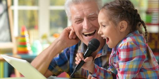 Karaoke Kind und Großvater am Laptop