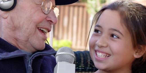 Großvater singt mit Enkelin ins Mikrofon