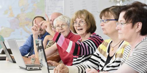 Lerngruppe älterer Menschen mit Laptops