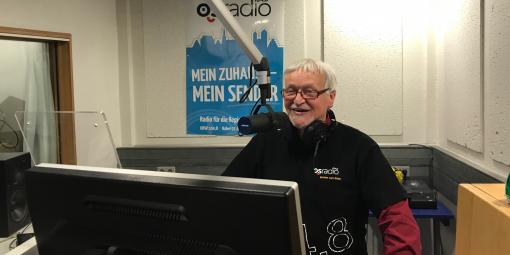 im Radiostudio, Digital-Kompass zu Gast bei einer Magazinsendung im Radio