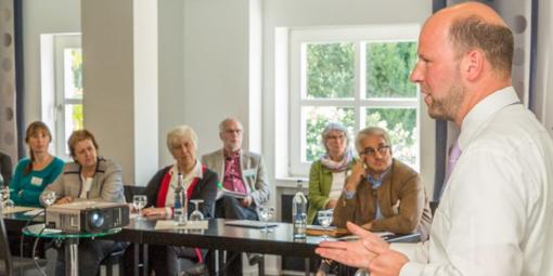 Joachim Schulte spricht vor Seniorengruppe