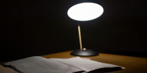 Lampe und Notizbuch