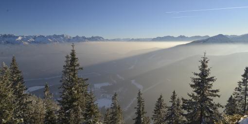 Bergpanorama mit Schnee und Sonnenstrahlen