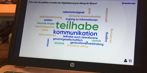 Bildschirm eines Laptops mit einer Wortwolke mit Begriffen Teilhhabe Kommunikation und mehr