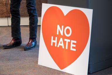 No Hate Plakat bei einer Veranstaltung