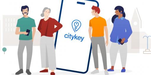 Menschen betrachten die Citykey-App