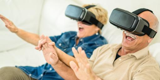 Senioren auf dem Sofa mit VR-Brille