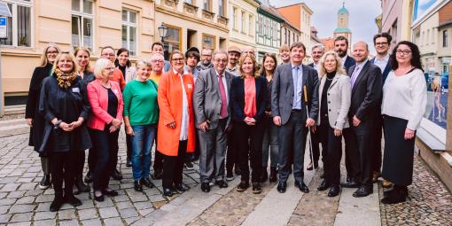 Foto des Digital-Kompass-Teams mit Bundesministerin Steffi Lemke