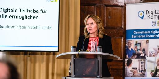 Bundesministerin Steffi Lemke hält einen Impulsvortrag zur Auftaktveranstaltung am Rednerpult