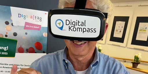 Fritz Scherer beim Digitaltag mit Digital-Kompass Brille