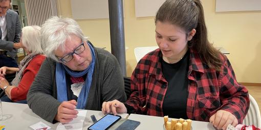 freiwillig Engagierte Lya Heppt aus Knetzgau im Gespräch mit einer NutzerIn Ursel Mohr aus Haßfurt im Digital-Café