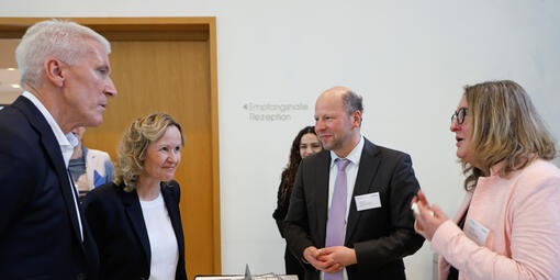 Bundesministerin Lemke besucht den Stand des Digital-Kompass. 