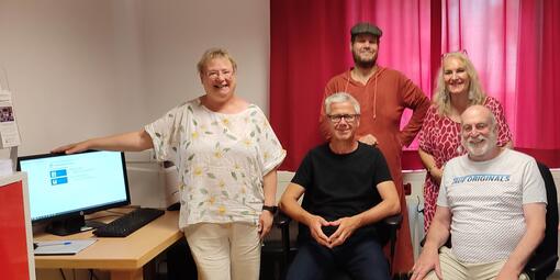 Carola Schilling und die drei Ehrenamtlichen vor Ort im Computer-Raum. Auch im Bild ist eine Mitarbeiterin des Caritaszentrum Delbrêl.