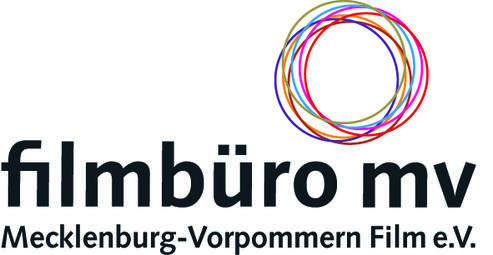 Logo des Filmbüros Mecklenburg-Vorpommern. Oben rechts mehrere bunte Kreise ineinander. Darunter die Schrift: Filmbüro mv. Mecklenburg-Vorpommern Film e. V.