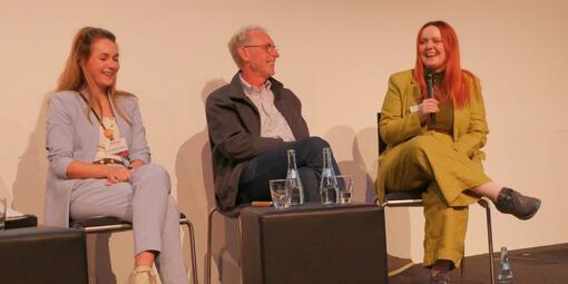 Teilnehmende auf dem Podium von links nach rechts: Ann-Kristin Hotsch, Dr. Hermann Neumann, Lilli Mehrhof-Groß