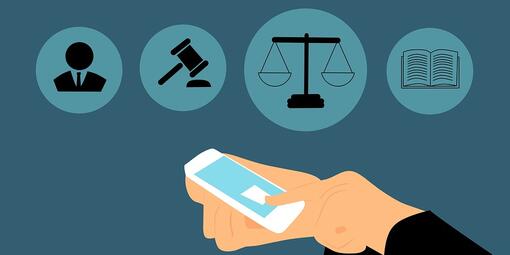 Ein Mensch ist am Smartphone und informiert sich über rechtliche Fragen. 