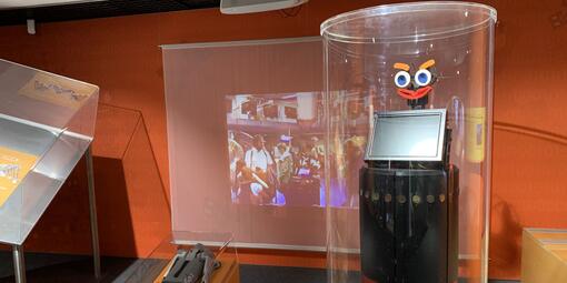 Der Roboter RHINO in einer Glaskuppel