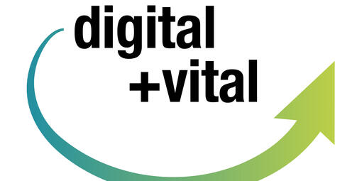 Logo des Projektes Digital+Vital. Oberhalb "digital+vital", darunter Pfeil mit rundem Bogen, Pfeilspitze rechts.