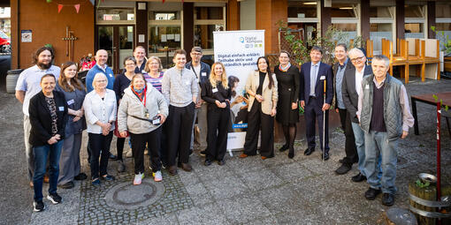 Gruppenbild vor dem Mehrgenerationenhaus Gneisenaustraße Berlin mit Ehrenamtlichen, Projektpartnern und Bundesministerin für Justiz und Verbraucherschutz Dr. Stefanie Hubig.