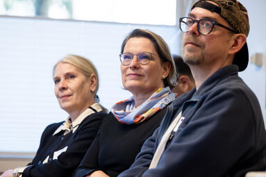 Referatsleiterin Simone Bielefeld, Bundesministerin für Justiz und Verbraucherschutz Dr. Stefanie Hubig und Einrichtungsleiter Tim Ünsal hören dem Impuls zu.