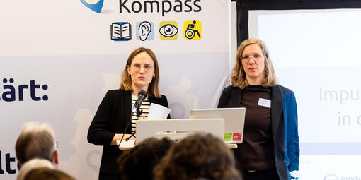 Projektleiterinnen Eva Nehse und Ines Hiegemann beim Impuls zur Einfachen Sprache.