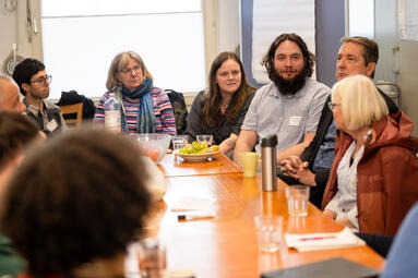 Verschiedene Teilnehmende im Gespräch