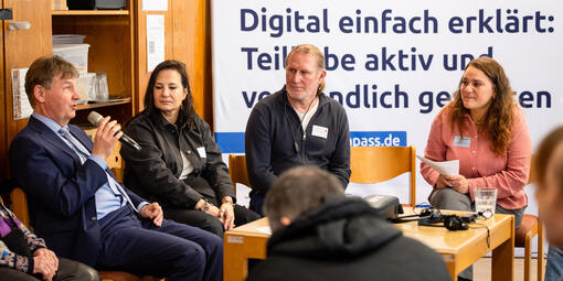 Verschiedene Teilnehmende im Gespräch