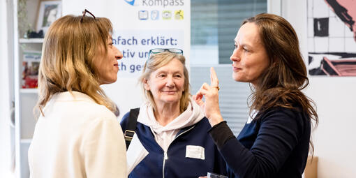 Drei Teilnehmerinnen im Gespräch