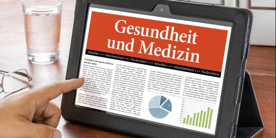 Zeigefinger tippt auf Tablet, auf dem Bildschirm ein Artikel zu "Gesundheit und Medizin"ur mit der Aufschrift "Gesundheit" wird mit Zeigefinger gedrückt