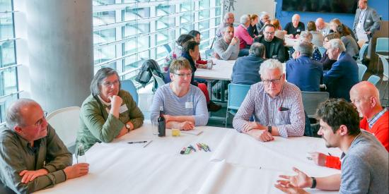 Senioren bei einem Workshop in einem Konferenzraum