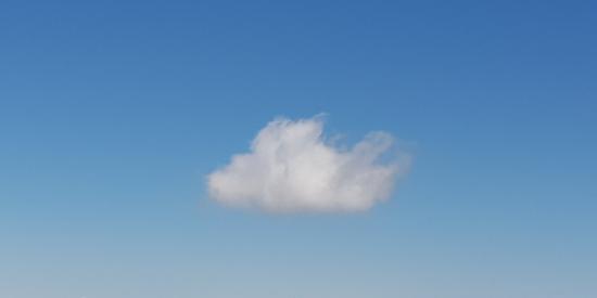 Weiße Wolke am blauen Himmel