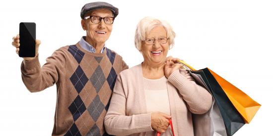 Älteres Paar mit Smartphone und Einkaufstüten
