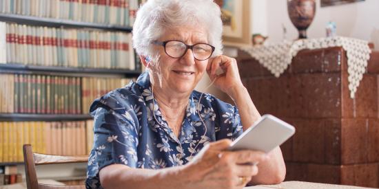 Frau nutzt Smartphone