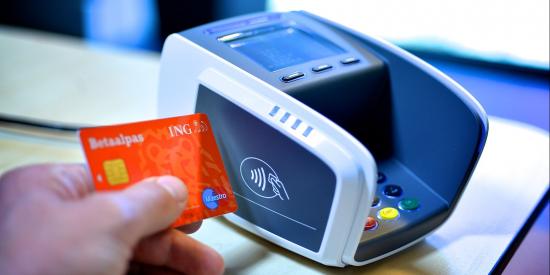 Kunde bezahlt mit NFC-Girokarte