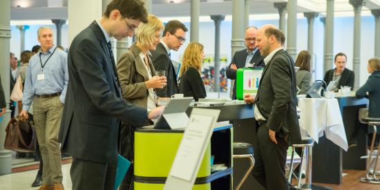 mehrere Personen stehen am Messestand