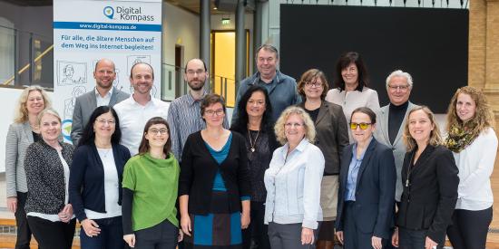 Gruppenfoto mit 17 Menschen