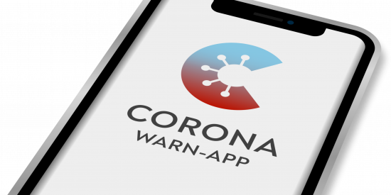 Smartphone mit Corona-Warn-App-Logo und Schriftzug