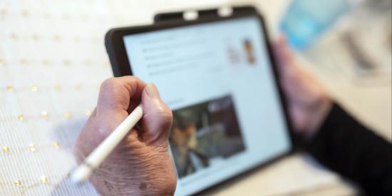 Menschliche Hand mit Stift und Tablet 