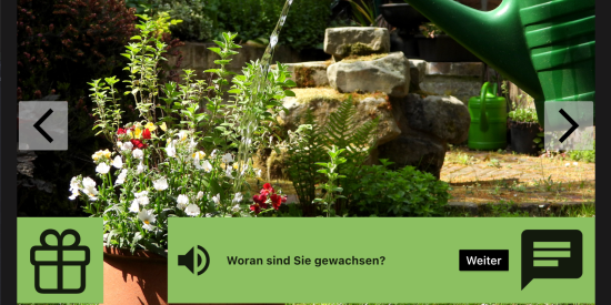 Gartenansicht, im Voerdergrund Gießkanne, Wasserstrahl lauft in einen Blumentopf