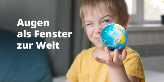 Ein Kind hält einen Globus in der Hand. Das Motto Augen als Fenster zur Welt steht als Text daneben.