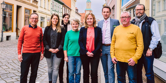 Haupt- und ehrenamtliche Personen in Wittstock mit Bundesverbraucherschutzministerin Steffi Lemke