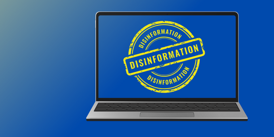 Illustration eines Laptops auf dessen Bildschirm Desinformation steht