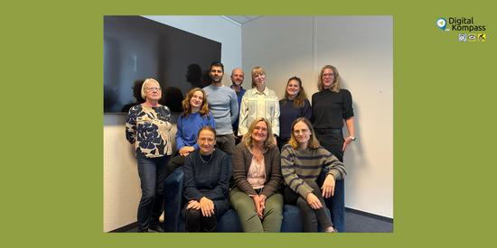 Das Foto zeigt das Team des Digital-Kompass. Insgesamt sind 10 Personen zu sehen.