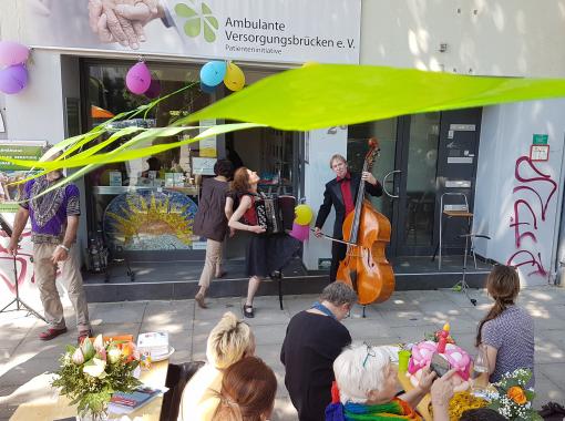 Fest vor der Einrichtung der Ambulanten Versorgungsbrücken