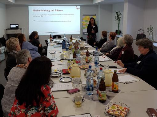 Gruppe von Frauen in Konferenzraum bei einer Schulung zu "Medienbildung für Ältere"