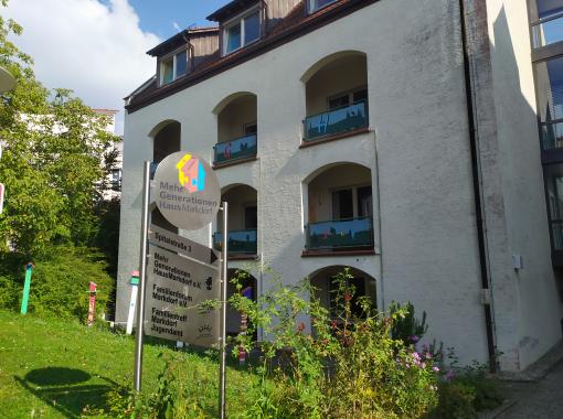 Eingangsschild zum MGH mit Haus im Hintergrund